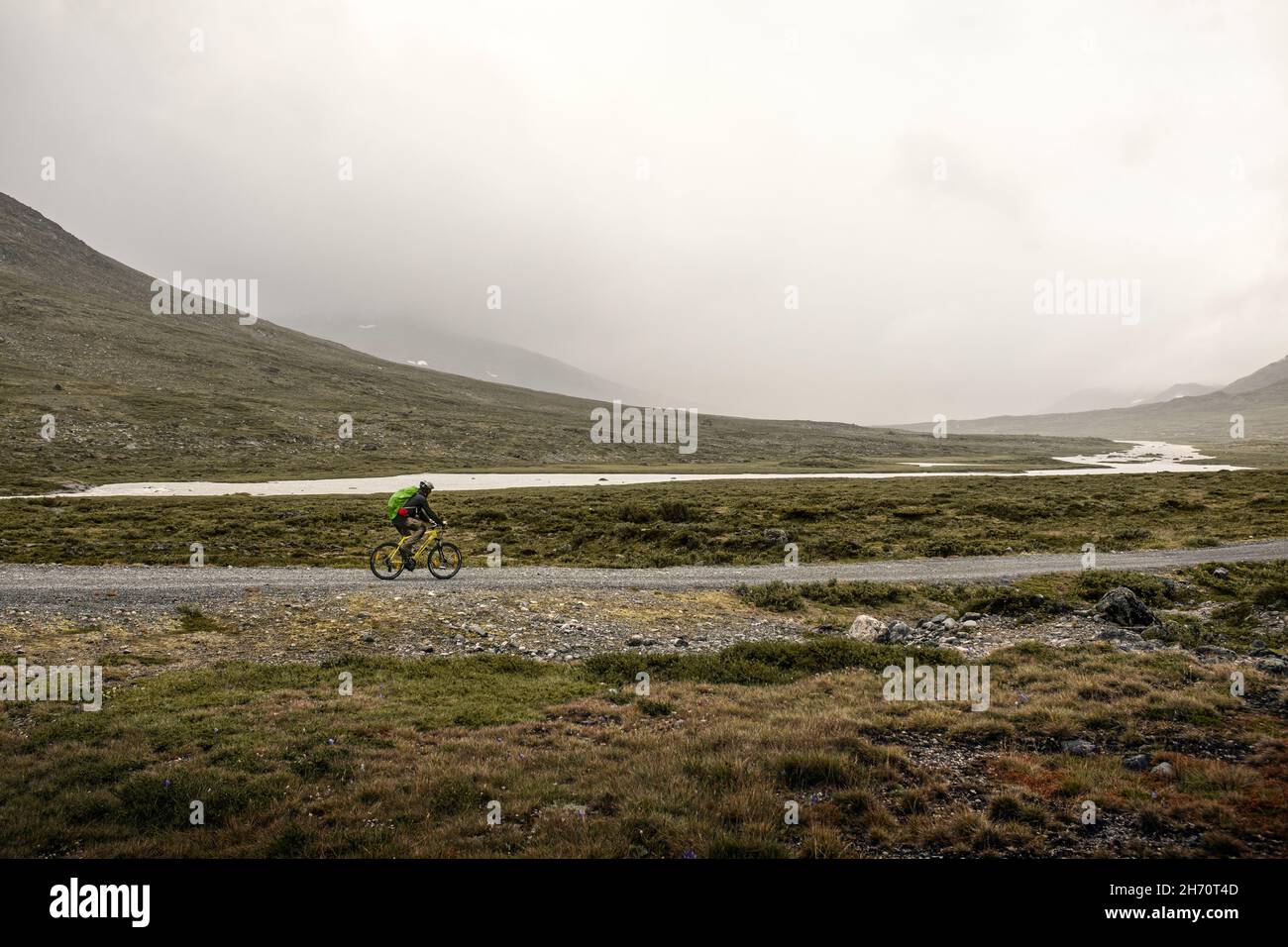 Personne à vélo dans le paysage de montagne brumeux Banque D'Images