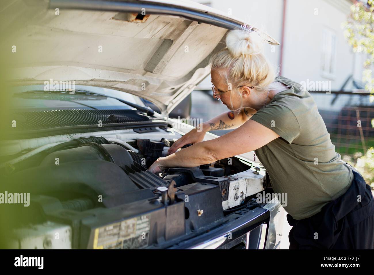 Réparation de voiture Femme Banque D'Images