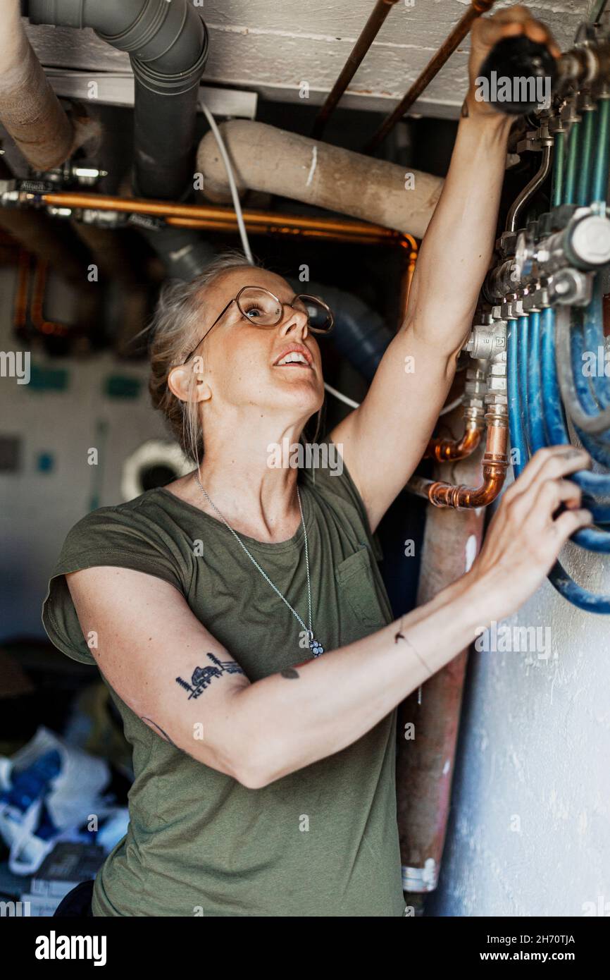 Femme effectuant des réparations Banque D'Images