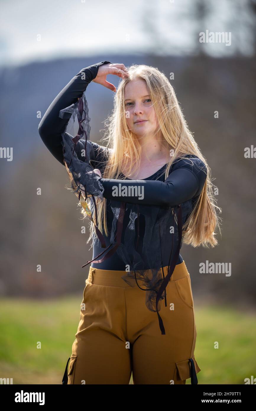 Jeune femme hongroise blonde sur le terrain, modèle habillé de haut noir Banque D'Images