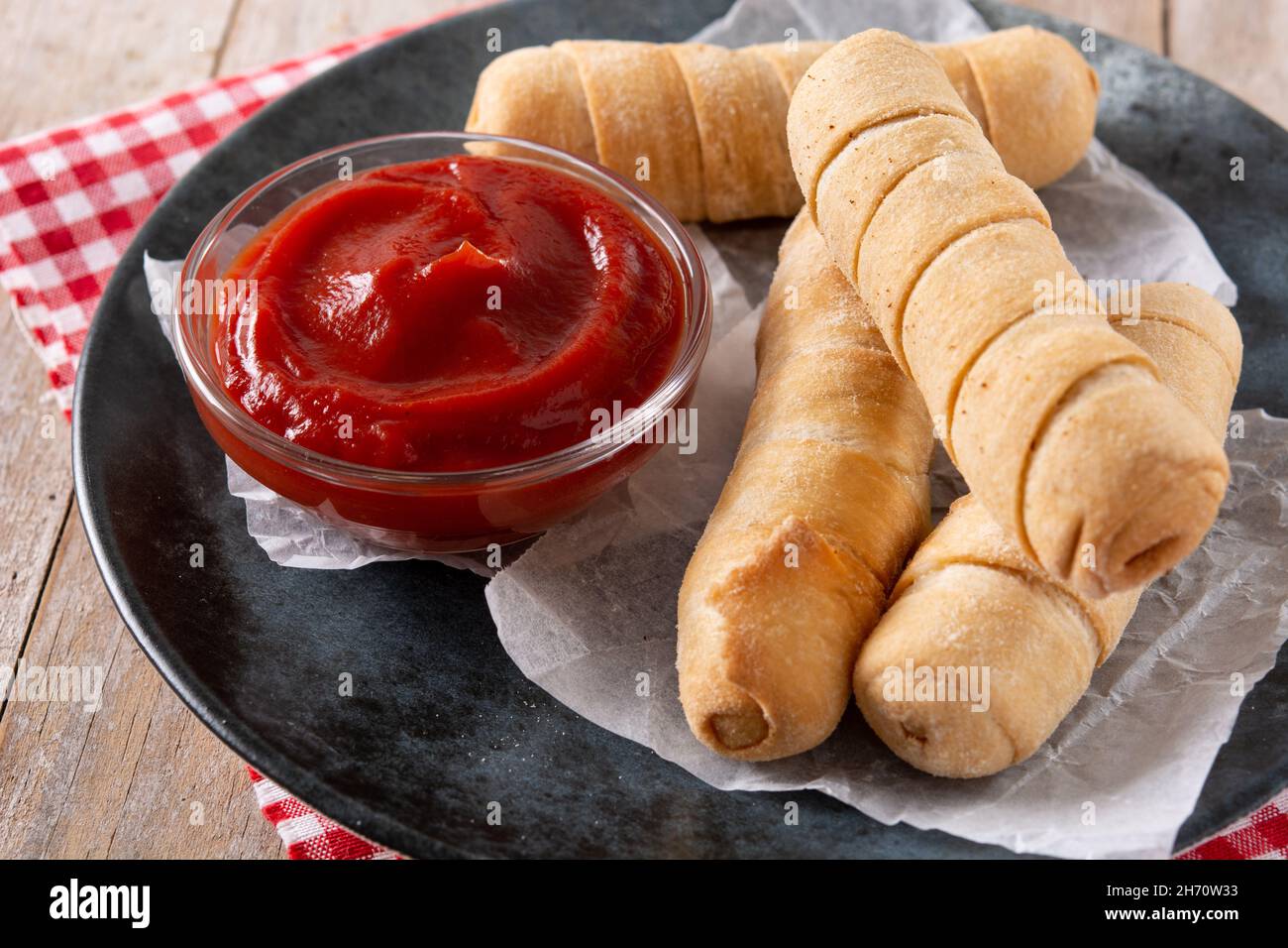 Tequeños d'Amérique latine farcies de fromage sur table en bois Banque D'Images