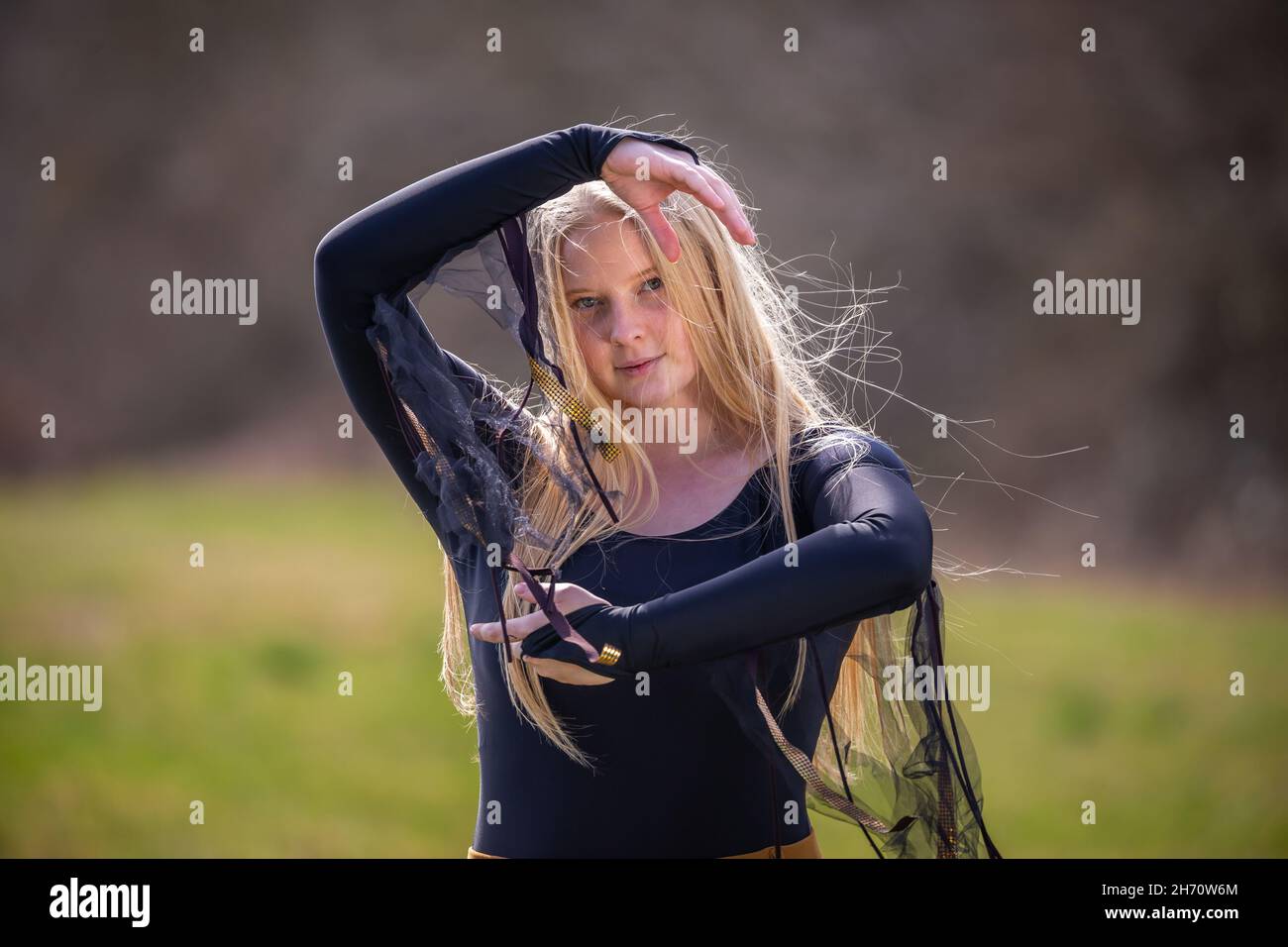 Jeune femme hongroise blonde sur le terrain, modèle habillé de haut noir Banque D'Images