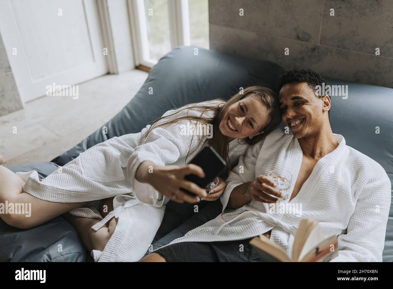 Smiling couple prenant selfies Banque D'Images