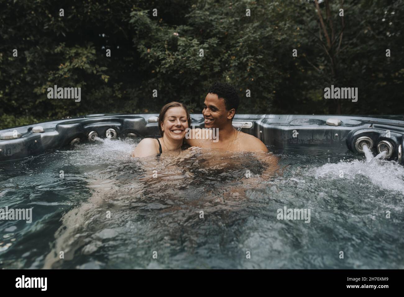 Couple relaxing in jacuzzi Banque D'Images