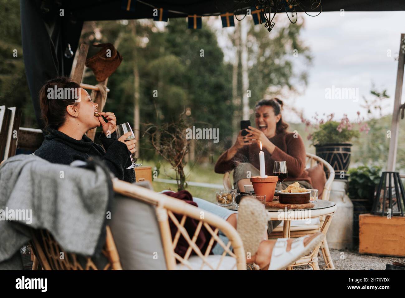 Femmes souriantes parlant dans le jardin Banque D'Images