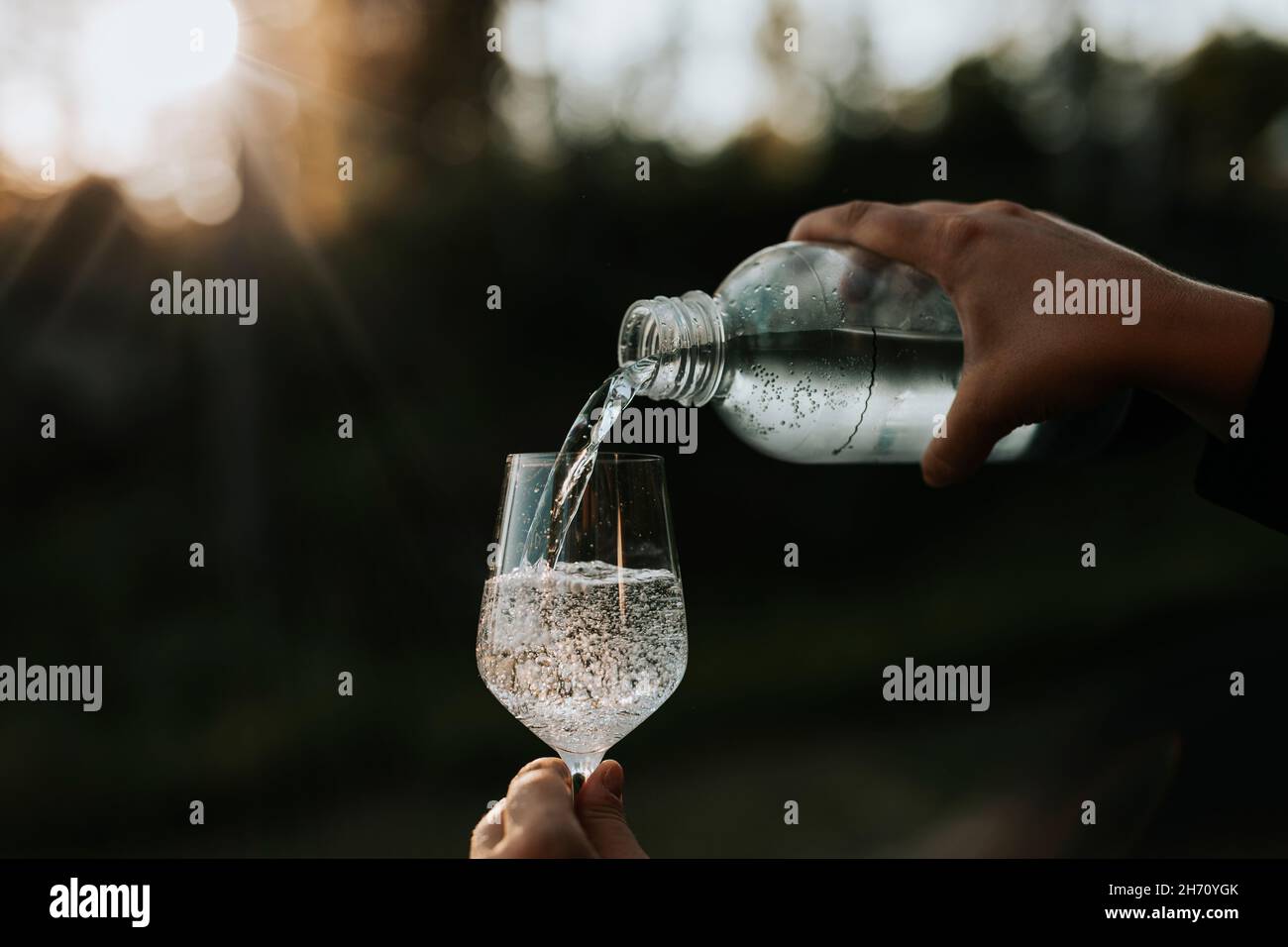 Personne versant de l'eau dans le verre Banque D'Images