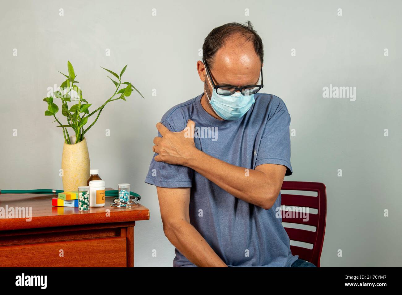Homme âgé avec douleur d'épaule.Le gentleman d'âge moyen est dans la douleur horrible.Douleurs au cou et aux épaules souffrant de blessures au cou et aux épaules, personne avec Banque D'Images