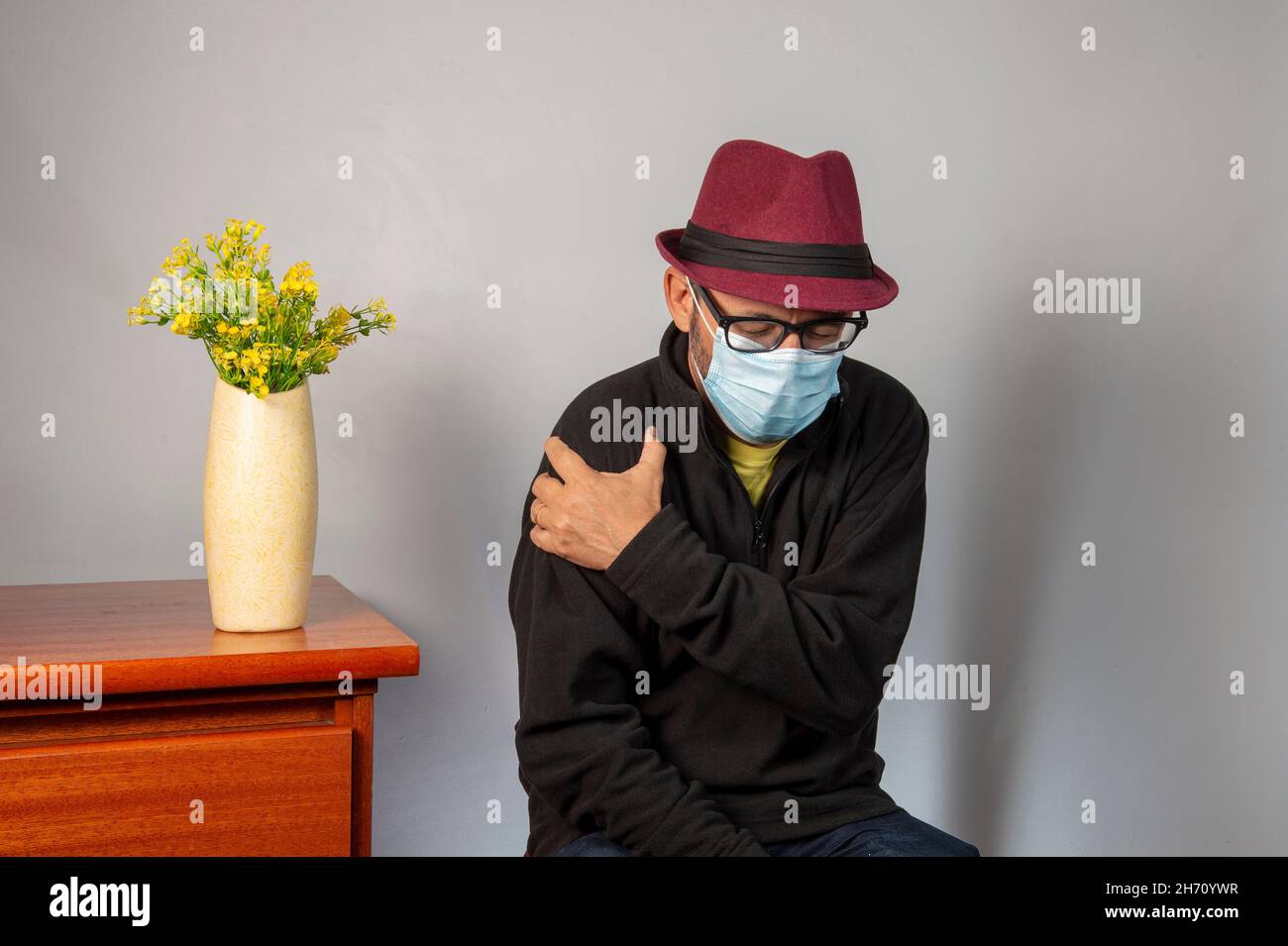 Homme âgé avec douleur d'épaule.Le gentleman d'âge moyen est dans la douleur horrible.Douleurs au cou et aux épaules souffrant de blessures au cou et aux épaules, personne avec Banque D'Images