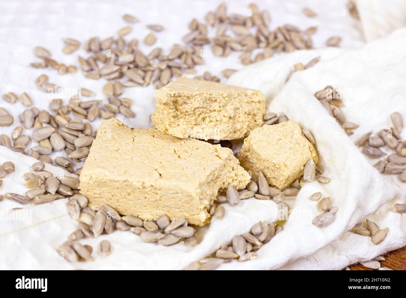 Morceaux traditionnels de halva douce délice turque avec graines de tournesol sur fond clair. Banque D'Images