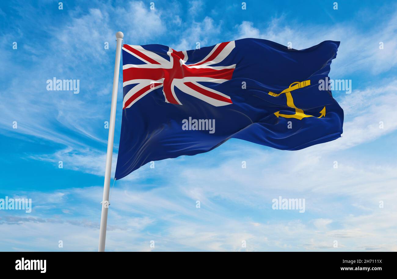 Drapeau de la flotte royale britannique auxiliaire Ensign à ciel nuageux fond sur le coucher du soleil. Vue panoramique. royaume-uni de Grande-Bretagne, Angleterre. Espace copie Banque D'Images