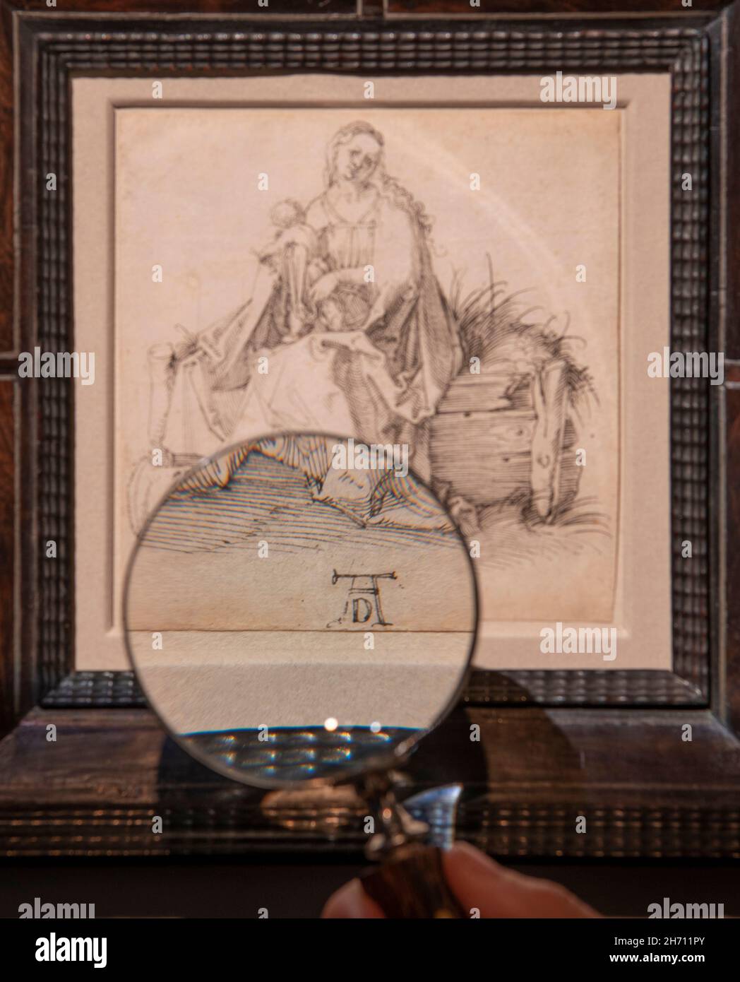 Agnews, St. James's place, Londres, Royaume-Uni.19 novembre 2021.Avant-première d'une exposition au concessionnaire de la London Art week Agnews intitulée Dürer et son temps centré sur une redécouverte récemment faite importante d'un stylo non publié et de dessin à l'encre noire par Albrecht Dürer.C'est la première fois que ce dessin est sur la vue publique.Image: Cliff Schorer examine le dessin à l'encre noire et au stylo Albrecht Dürer récemment redécouvert, très important et extrêmement rare, c.1503.Vierge et enfant avec une fleur sur un banc herbeux, par ALBRECHT DÜRER (Nuremberg 1471-1528).Crédit : Malcolm Park/Alay Live News. Banque D'Images