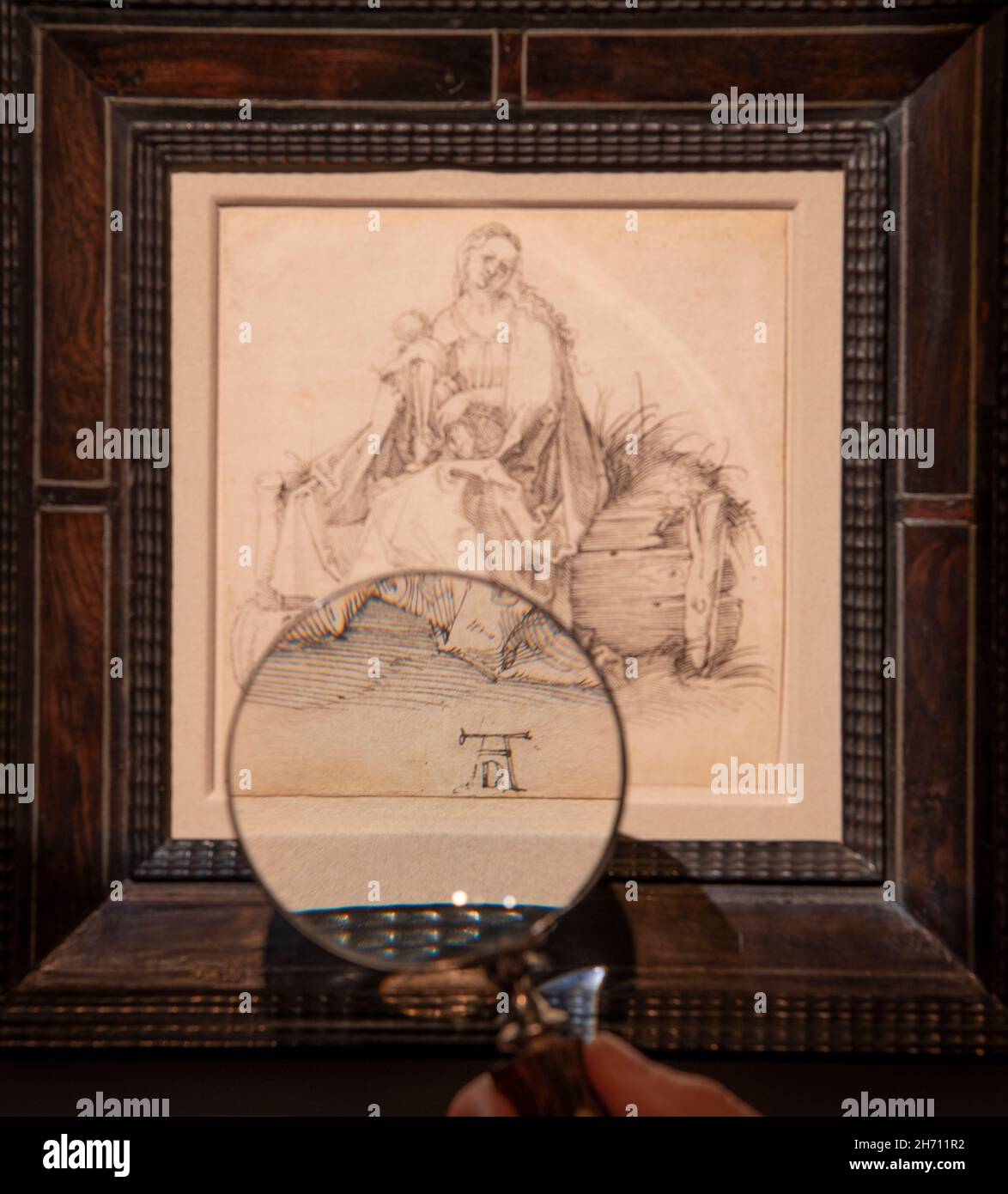 Agnews, St. James's place, Londres, Royaume-Uni.19 novembre 2021.Avant-première d'une exposition au concessionnaire de la London Art week Agnews intitulée Dürer et son temps centré sur une redécouverte récemment faite importante d'un stylo non publié et de dessin à l'encre noire par Albrecht Dürer.C'est la première fois que ce dessin est sur la vue publique.Image: Cliff Schorer examine le dessin à l'encre noire et au stylo Albrecht Dürer récemment redécouvert, très important et extrêmement rare, c.1503.Vierge et enfant avec une fleur sur un banc herbeux, par ALBRECHT DÜRER (Nuremberg 1471-1528).Crédit : Malcolm Park/Alay Live News. Banque D'Images