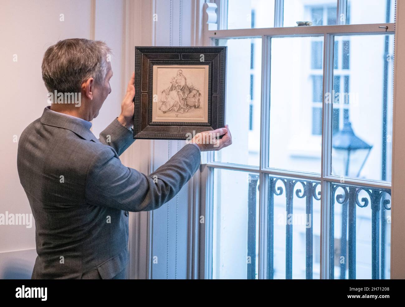 Agnews, St. James's place, Londres, Royaume-Uni.19 novembre 2021.Avant-première d'une exposition à la London Art week distributeur Agnews intitulé Dürer et son temps centré sur une redécouverte récemment faite importante d'un stylo non publié et dessin à l'encre noire par Albrecht Dürer, la Vierge et l'enfant.C'est la première fois que ce dessin est sur la vue publique.Image: Anthony Crichton-Stuart avec le stylo et le dessin à l'encre noire récemment redécouverts, très importants et extrêmement rares Albrecht Dürer, c.1503.Vierge et enfant avec une fleur sur un banc herbeux, par ALBRECHT DÜRER (Nuremberg 1471-1528), signé par l'artis Banque D'Images