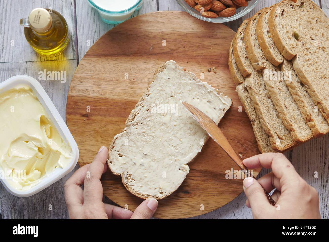 tartiner au beurre mou et pains sur la table Banque D'Images