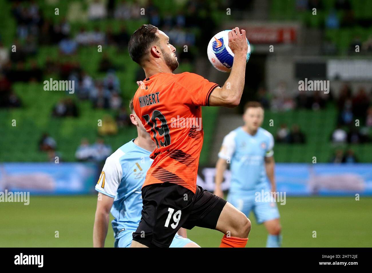 Melbourne, Australie, 19 novembre 2021.Jack Hingert, de Brisbane, contrôle le ballon lors du match de football de la première partie A-League entre le Melbourne City FC et le Brisbane Roar FC.Crédit : Dave Helison/Speed Media/Alamy Live News Banque D'Images