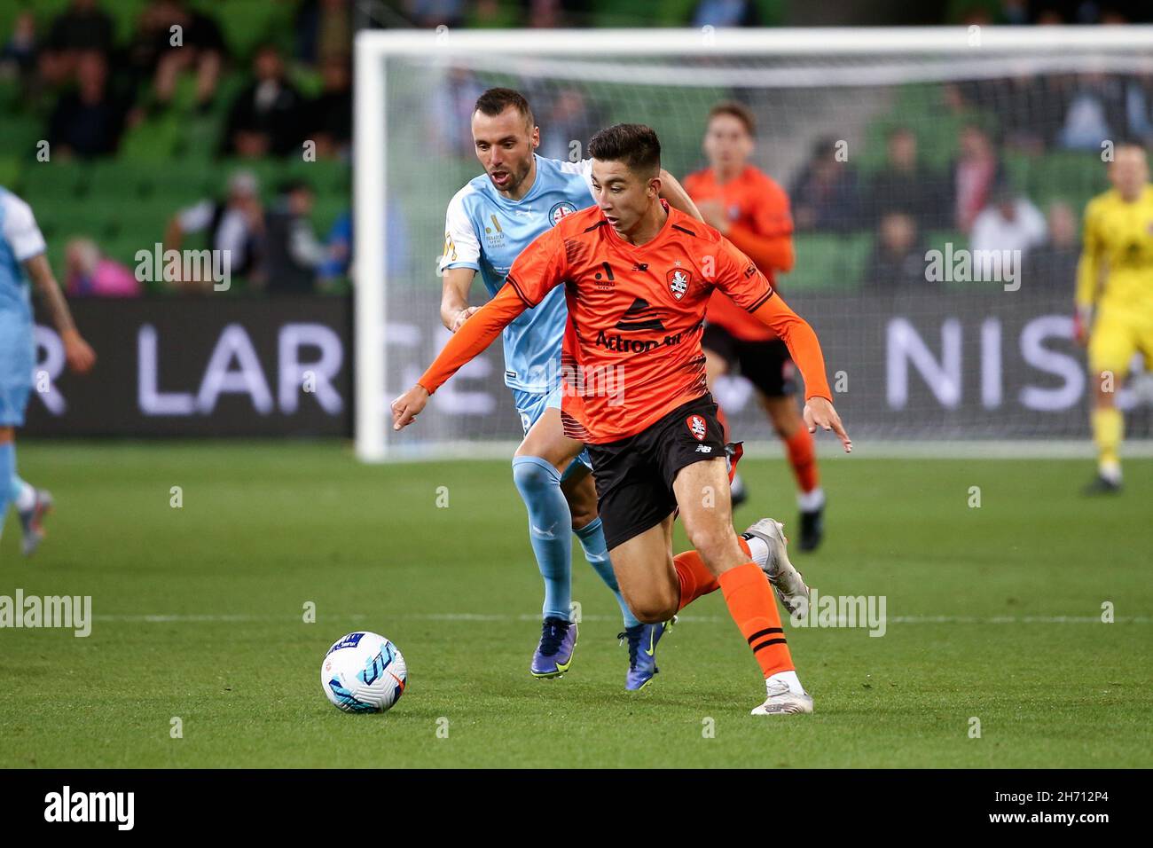 Melbourne, Australie, 19 novembre 2021.Rahmat Akbari de Brisbane contrôle le ballon lors du match de football de la première partie A-League entre Melbourne City FC et Brisbane Roar FC.Crédit : Dave Helison/Speed Media/Alamy Live News Banque D'Images