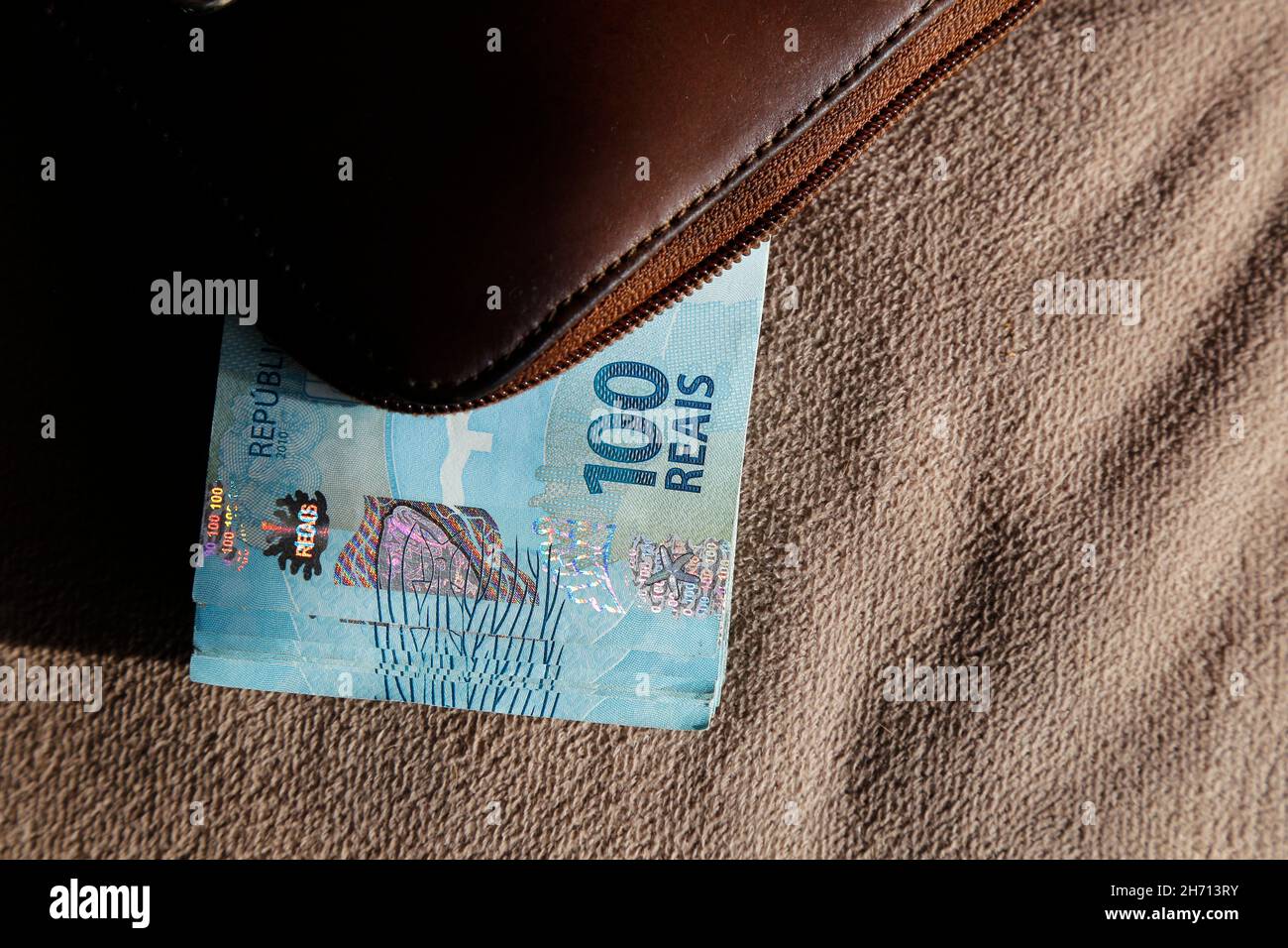 argent du brésil empilé sur portefeuille - plusieurs centaines de factures réelles Banque D'Images