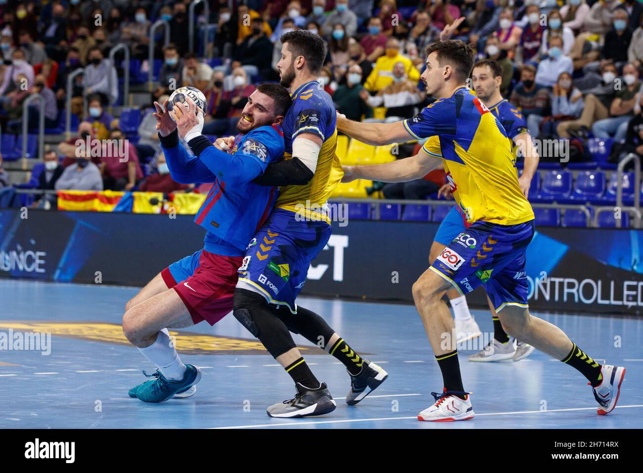 Barcelone, Espagne.18 novembre 2021.Ludovic Fabregas du FC Barcelone en action avec Nicolas Tournat de Lomza vive Kielce lors du match de la Ligue des champions de l'EHF entre le FC Barcelone et Lomza vive Kielce au Palau Blaugrana à Barcelone.(Image de crédit : © David Ramirez/DAX via ZUMA Press Wire) Banque D'Images