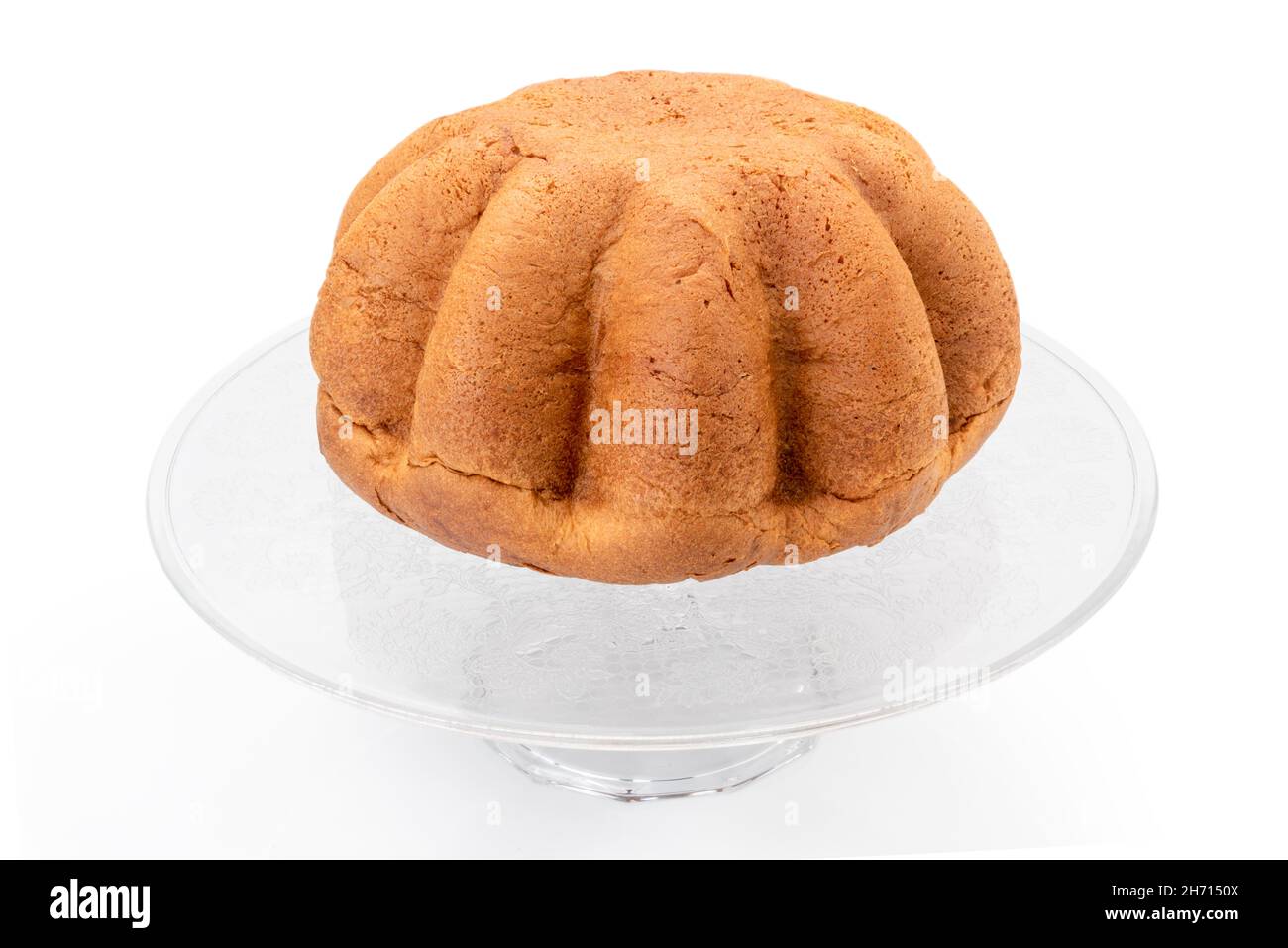 Low Pandoro, préparé pour célébrer Noël et le nouvel an, sur plateau en verre surélevé, isolé sur blanc Banque D'Images