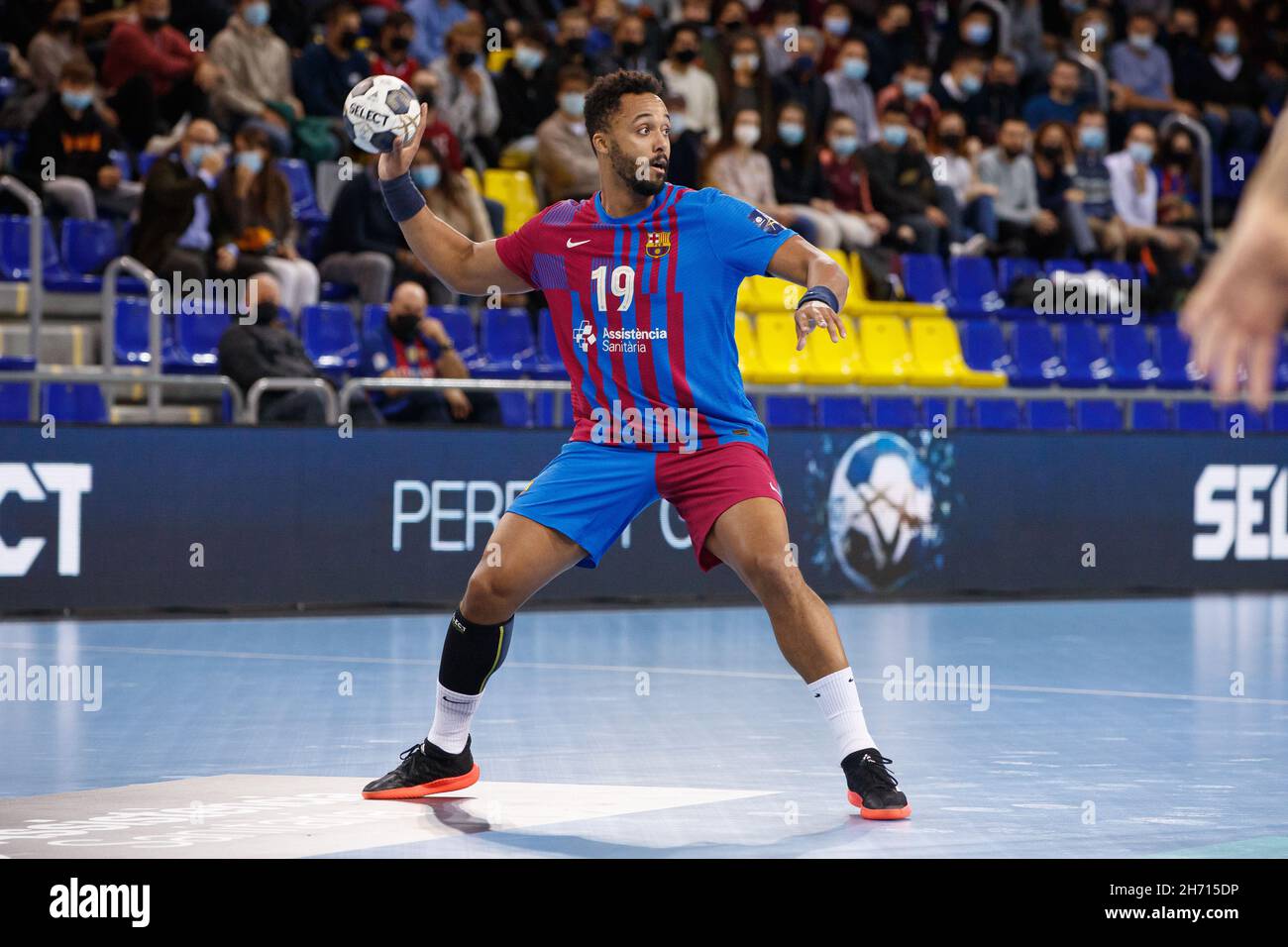 Barcelone, Espagne.18 novembre 2021.Timothey Nguessan du FC Barcelone en action lors du match de la Ligue des champions de l'EHF entre le FC Barcelone et Lomza vive Kielce au Palau Blaugrana à Barcelone.(Image de crédit : © David Ramirez/DAX via ZUMA Press Wire) Banque D'Images