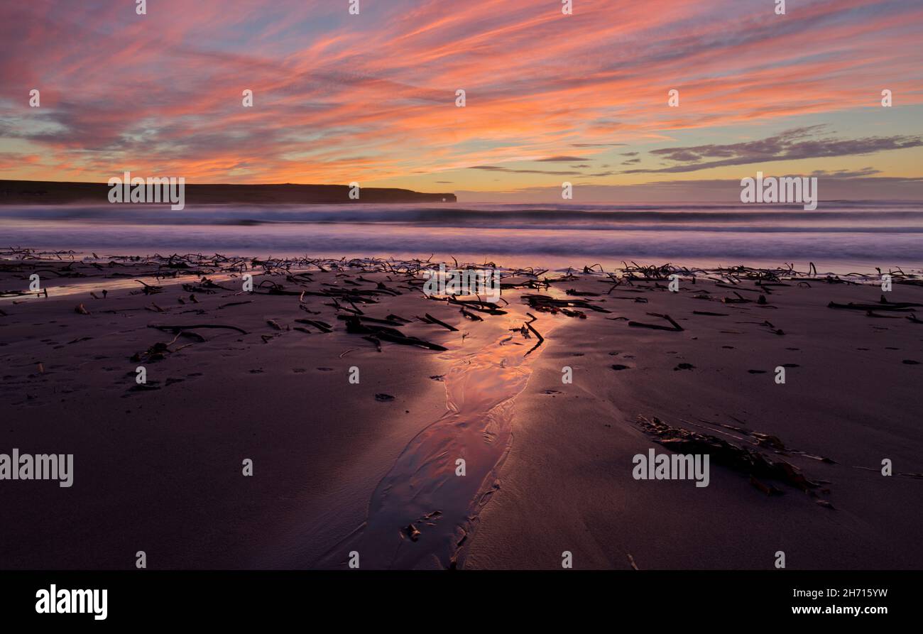 Plage de Skaill avec ciel coloré, Orcades Banque D'Images