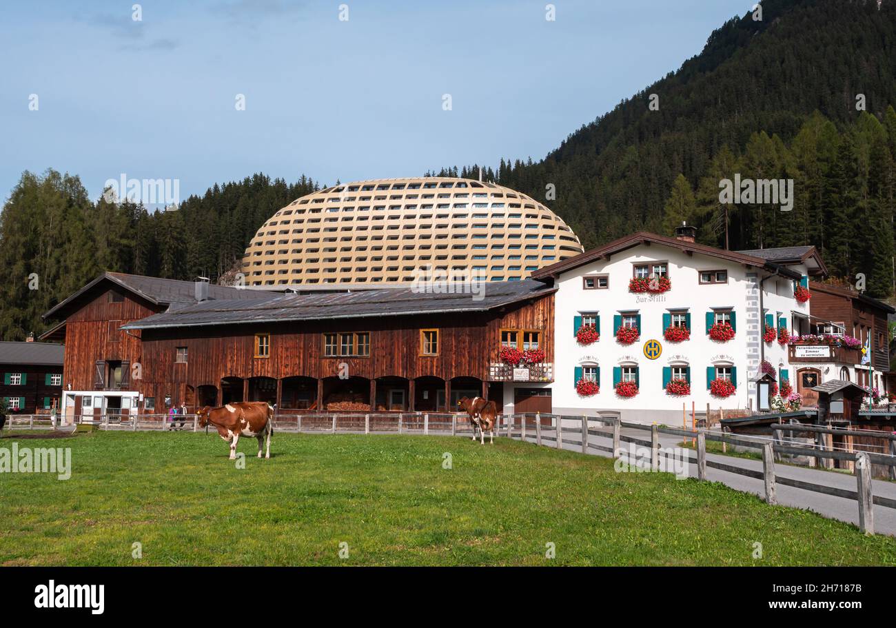 Davos, Suisse - 27 septembre 2021 : ferme suisse traditionnelle en face du bâtiment moderne de prestige et de luxe Intercontinental Hot Banque D'Images