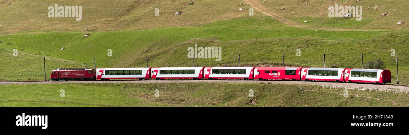 Disentis, Suisse - 14 août 2021 : le Glacier Express est une marque suisse de train touristique panoramique qui traverse les Alpes suisses. Banque D'Images