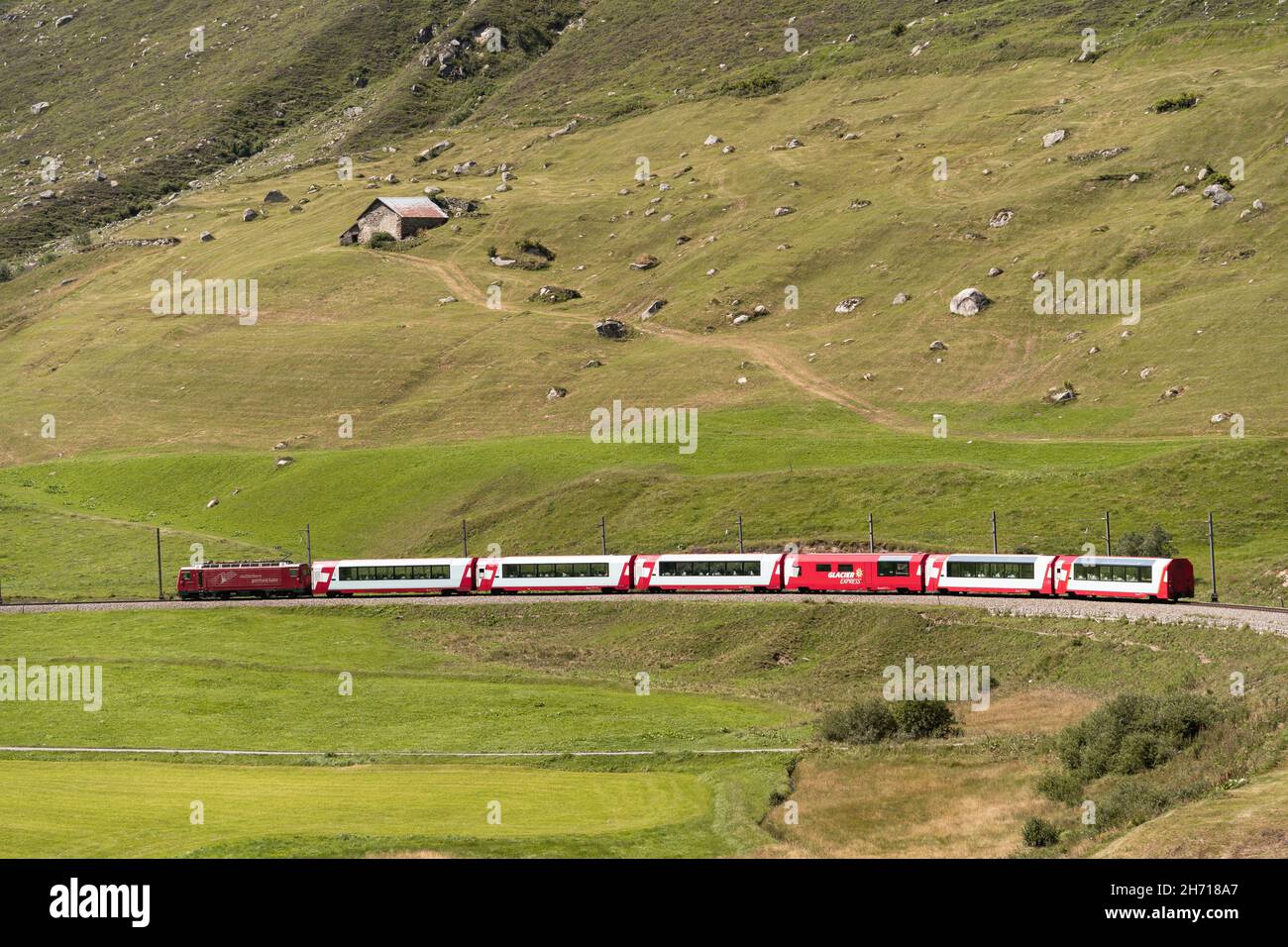 Disentis, Suisse - 14 août 2021 : le Glacier Express est un train touristique panoramique qui traverse les Alpes suisses. Banque D'Images