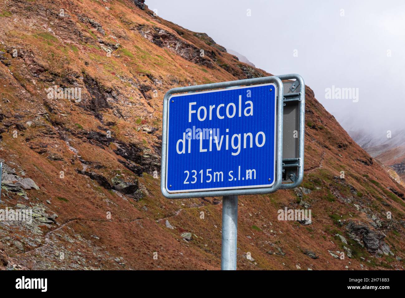 Forcola di Livigno, Suisse - 29 septembre 2021 : le Forcola di Livigno est un col de montagne entre le canton suisse de Graubunden et l'Italie.Je Banque D'Images