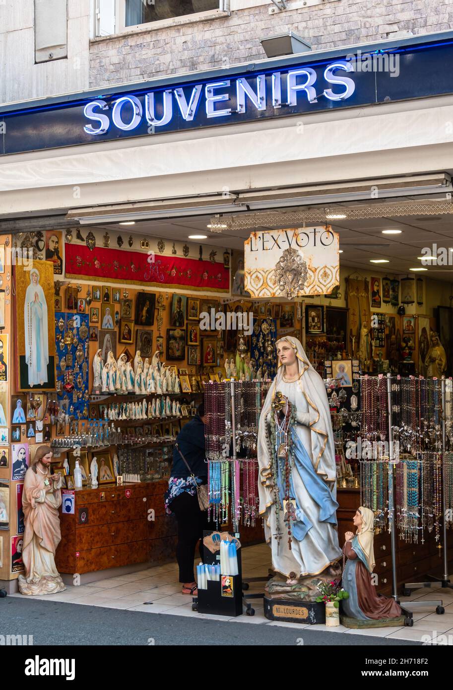 Lourdes, France - 28 août 2021 : une boutique de souvenirs à Lourdes