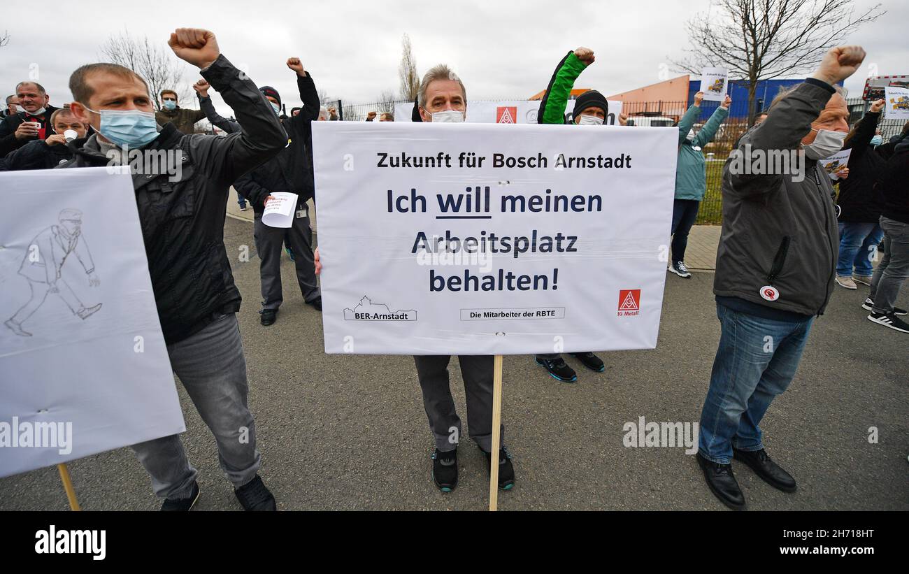 Arnstadt, Allemagne.19 novembre 2021.« Je veux conserver mon travail » est écrit sur l'affiche lors d'un rassemblement organisé par IG Metall pour sauver des emplois chez Bosch à Arnstadt.En juillet, Bosch a annoncé la fermeture de l'usine d'Arnstadt à la fin de l'année.D'autres emplacements sont également touchés par les fermetures de sites annoncées.L'usine d'Arnstadt Bosch produit des régulateurs d'alternateur pour les alternateurs.Selon la société, 100 des 160 associés seront affectés par la fermeture.Credit: Martin Schutt/dpa-Zentralbild/dpa/Alay Live News Banque D'Images