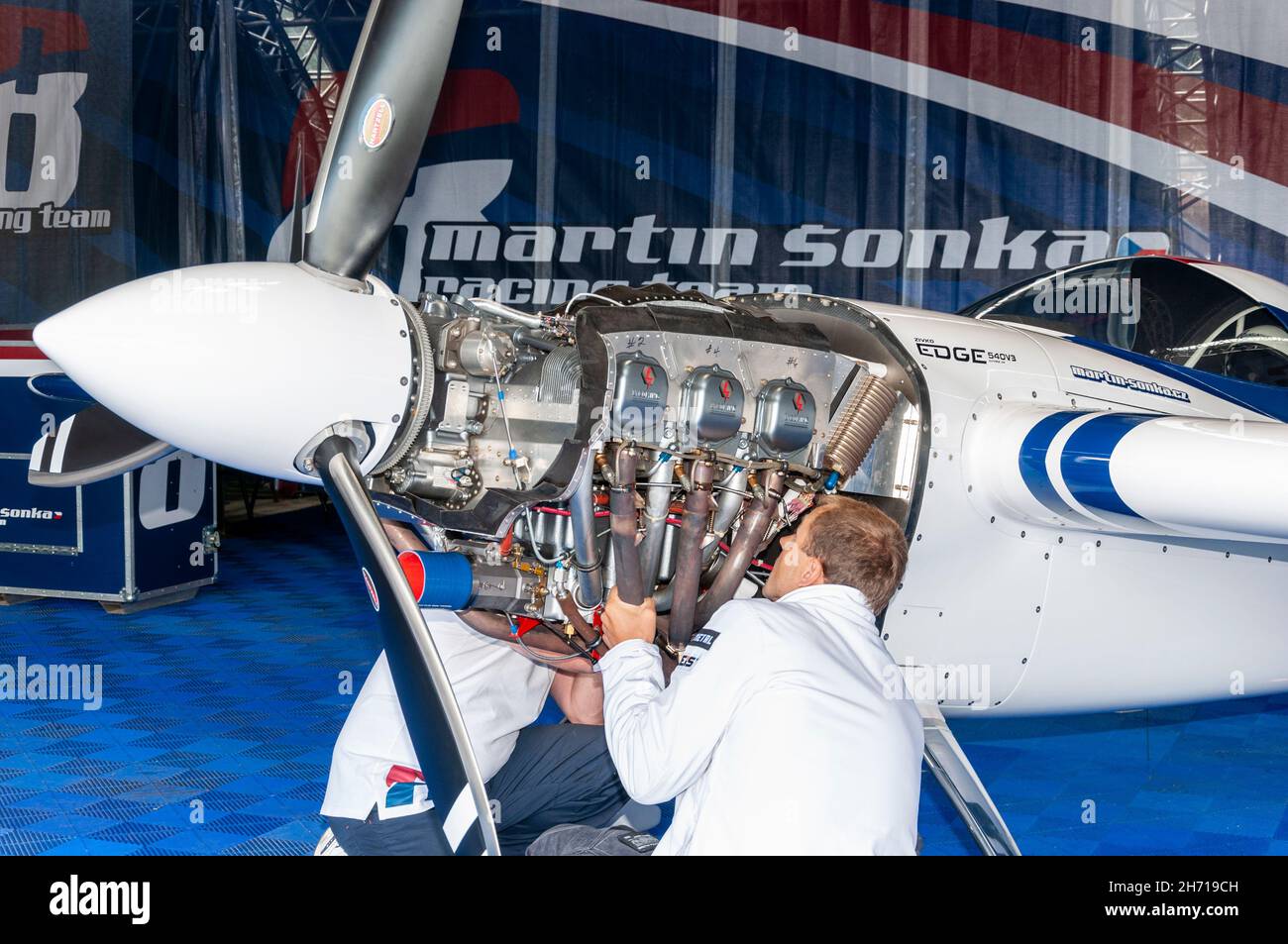 Ingénieurs travaillant sur le moteur Lycoming de l'avion de course Zivco Edge 540 V3 du pilote Martin Sonka à la série Red Bull Air Race à l'hippodrome d'Ascot Banque D'Images