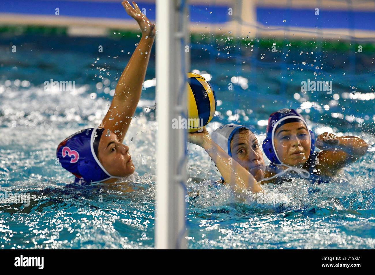 En action pendant le Waterpolo Euro League Women, Groupe B, 1er jour entre Lille UC et Sirens Malte à Polo Natatorio, 18 novembre 2021 à Rome, Italie.(Photo de Domenico Cippitelli/Pacific Press) Credit: Pacific Press Media production Corp./Alay Live News Banque D'Images