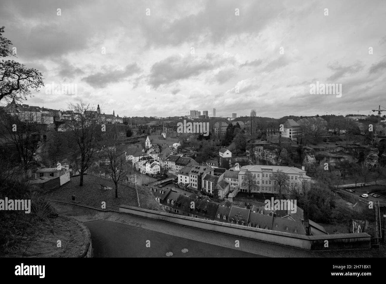 Vue panoramique sur la vieille ville de Luxembourg, Luxembourg avec la ville de Grund. Banque D'Images