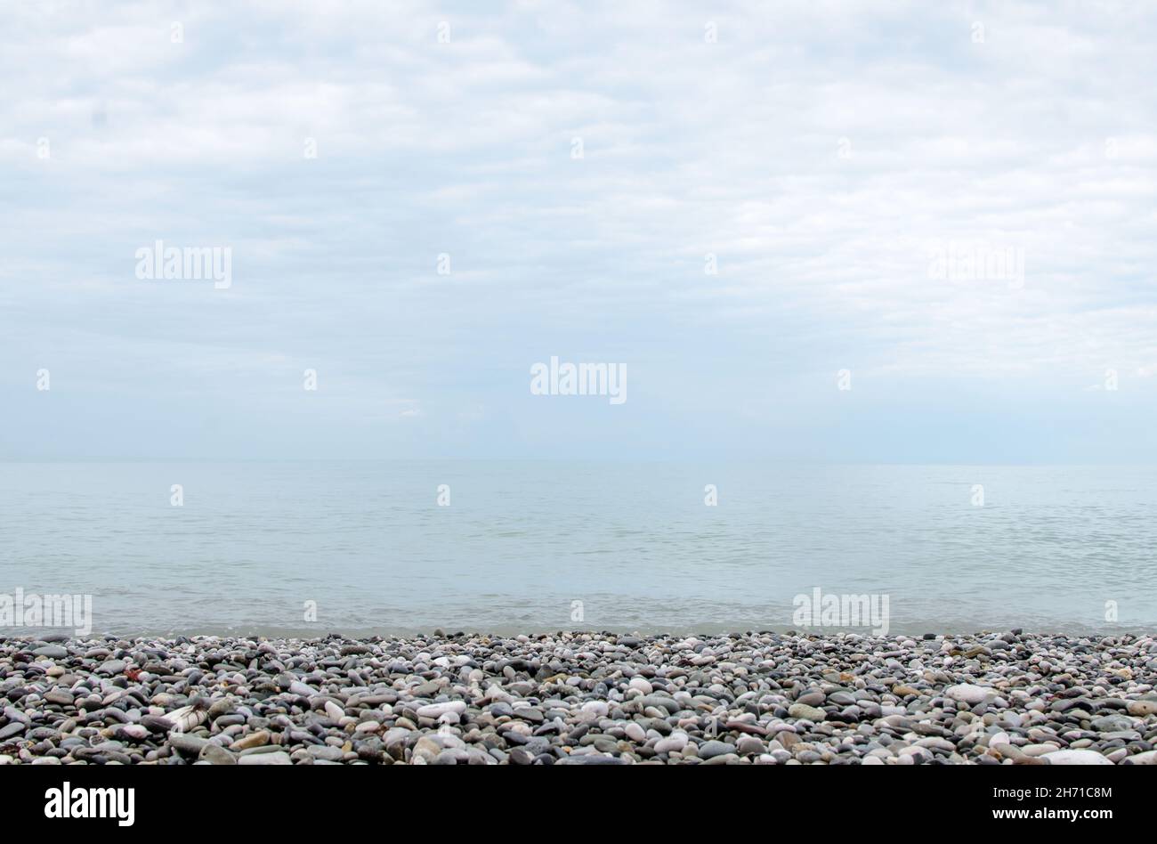 Galets ronds de pierres pour la méditation sur un arrière-plan abstrait flou.Pierres de galets arrondies pour la méditation sur la côte.Pierres spa, zen Banque D'Images