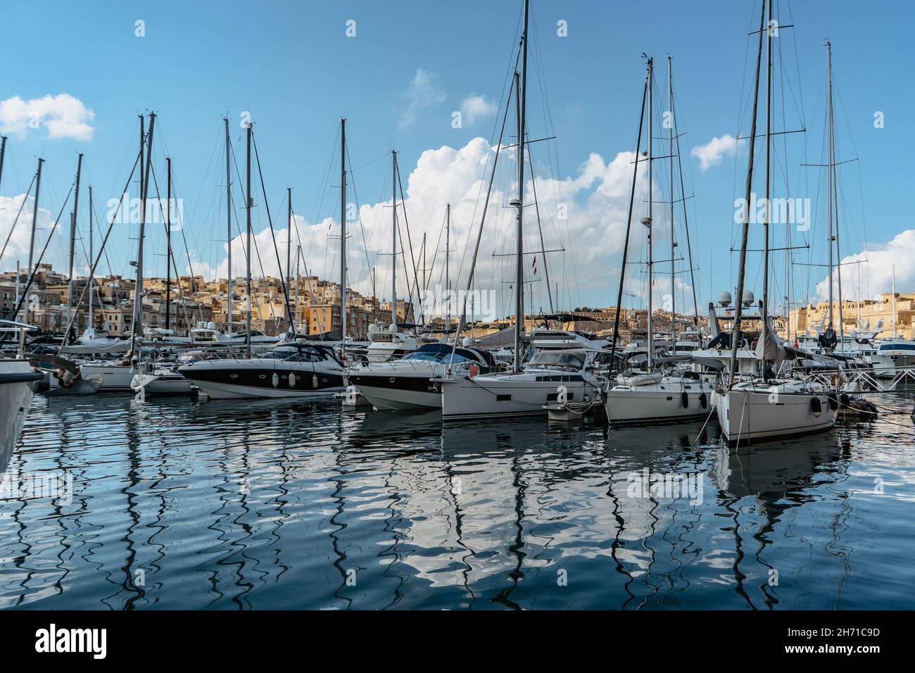 Bateaux et yachts de luxe dans le port.Jour d'été ensoleillé.Concept de voyage haut de gamme pour les fêtes.Excursion en bateau dans la Méditerranée.vue de cher Banque D'Images