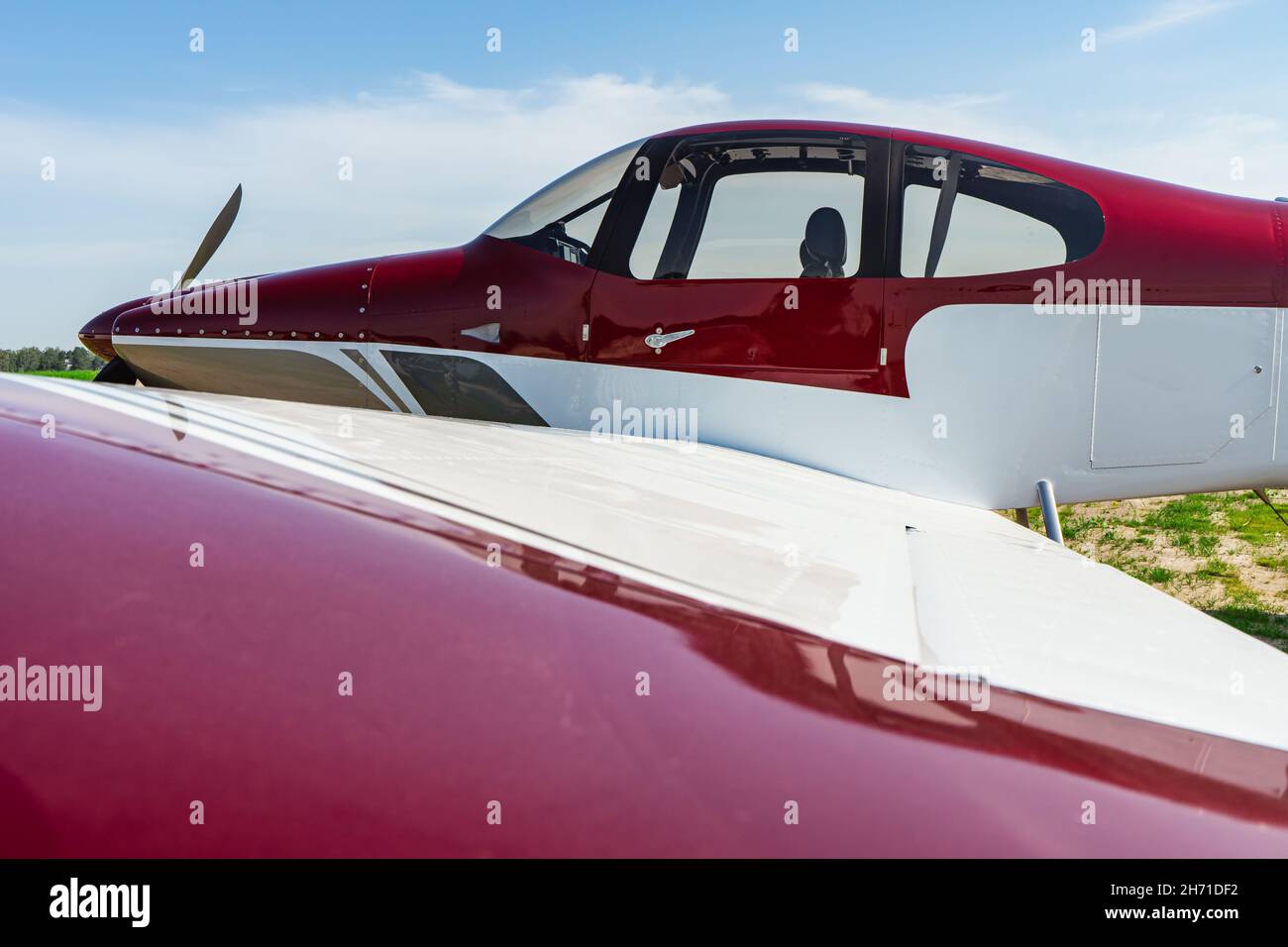 Petit avion blanc privé avant le vol. Vue avant. Gros plan. Banque D'Images