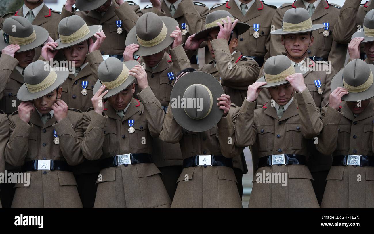 Les chasseurs stagiaires des Royal Gurkha se préparent à leur défilé Kassam Khane à la caserne Sir John Moore de Shorncliffe, Folkestone.Au cours de la parade 70 soldats Gurkha récemment recrutés touchera les couleurs régimentaires connues sous le nom de matraque de QueenÕs comme ils jurent le serment d'allégeance à leur régiment de Royal Gurkha Rifles 1er Bataillon.Date de la photo : vendredi 19 novembre 2021. Banque D'Images