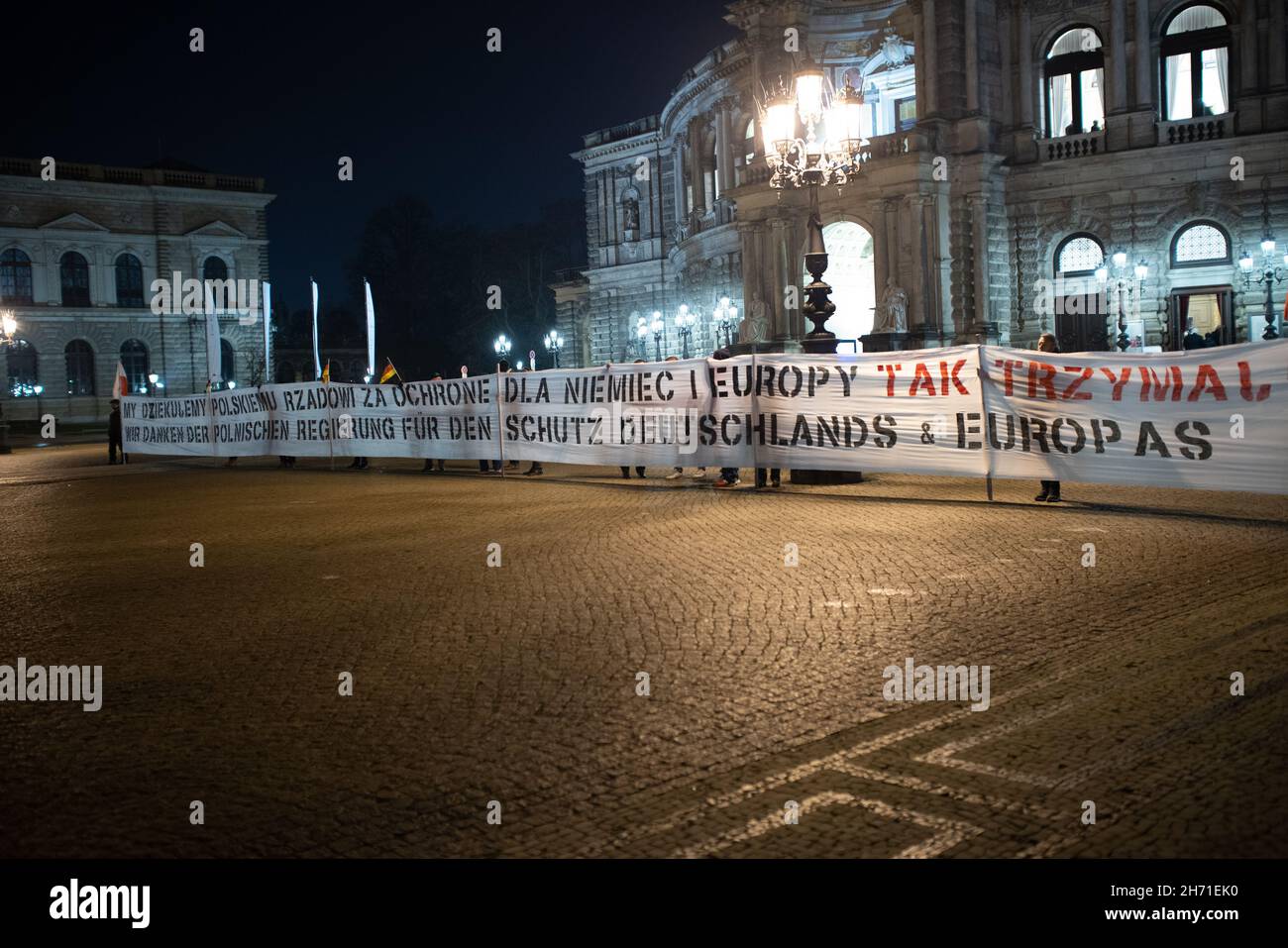 Dresde, Allemagne 15 novembre 2021.Manifestation en faveur du gouvernement polonais pour protéger les frontières de l'Europe contre l'invasion des mi illégaux Banque D'Images