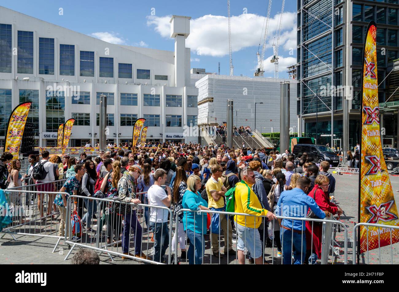File d'attente de X Factor hopefuls à l'extérieur de Wembley Arena, Londres, file d'attente pour les auditions Banque D'Images