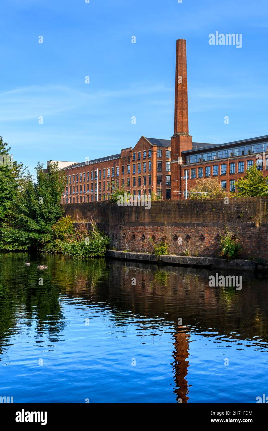 Chalet de gardien de écluse sur le canal Ashton, dans le quartier Ancoats de Manchester.Albion Works est un immeuble d'appartements en arrière-plan. Banque D'Images