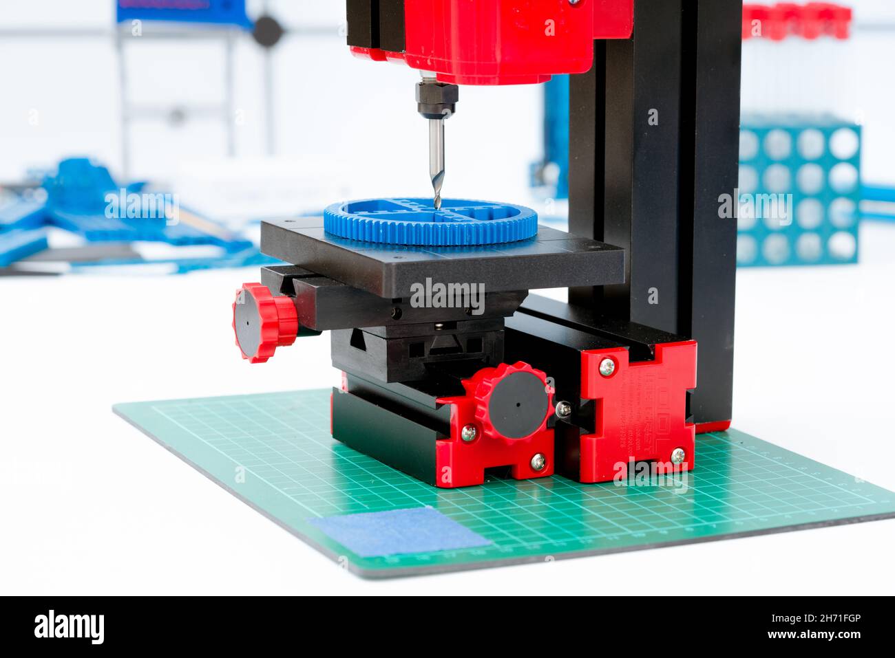 Fraiseuse et perceuse de précision dans le laboratoire de mécanique de précision Banque D'Images