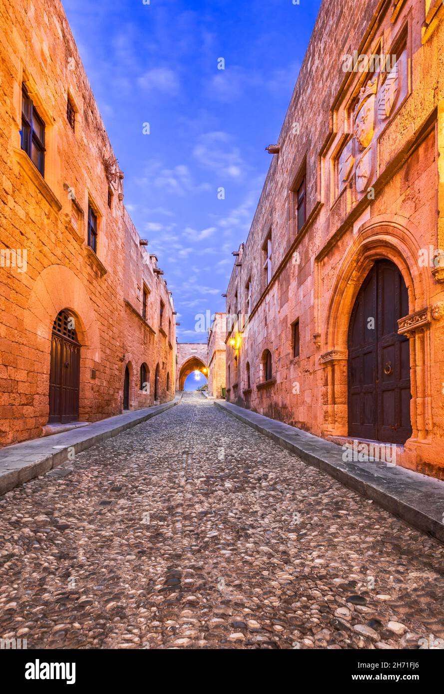 Rhodes, Grèce.Avenue médiévale des Chevaliers, vue imprenable le matin. Banque D'Images