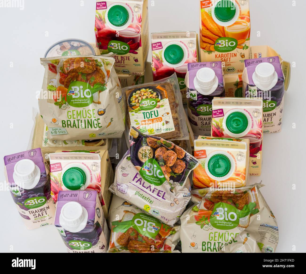 Berlin. Allemagne Mars 20.2021: Produits végétariens du supermarché DM  marqué BIO Photo Stock - Alamy