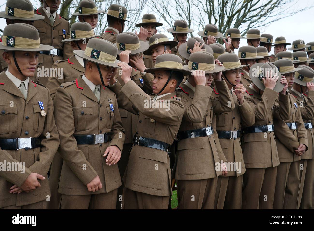 Les chasseurs stagiaires des Royal Gurkha se préparent à leur défilé Kassam Khane à la caserne Sir John Moore de Shorncliffe, Folkestone.Au cours de la parade 70 soldats Gurkha récemment recrutés touchera les couleurs régimentaires connues sous le nom de matraque de QueenÕs comme ils jurent le serment d'allégeance à leur régiment de Royal Gurkha Rifles 1er Bataillon.Date de la photo : vendredi 19 novembre 2021. Banque D'Images