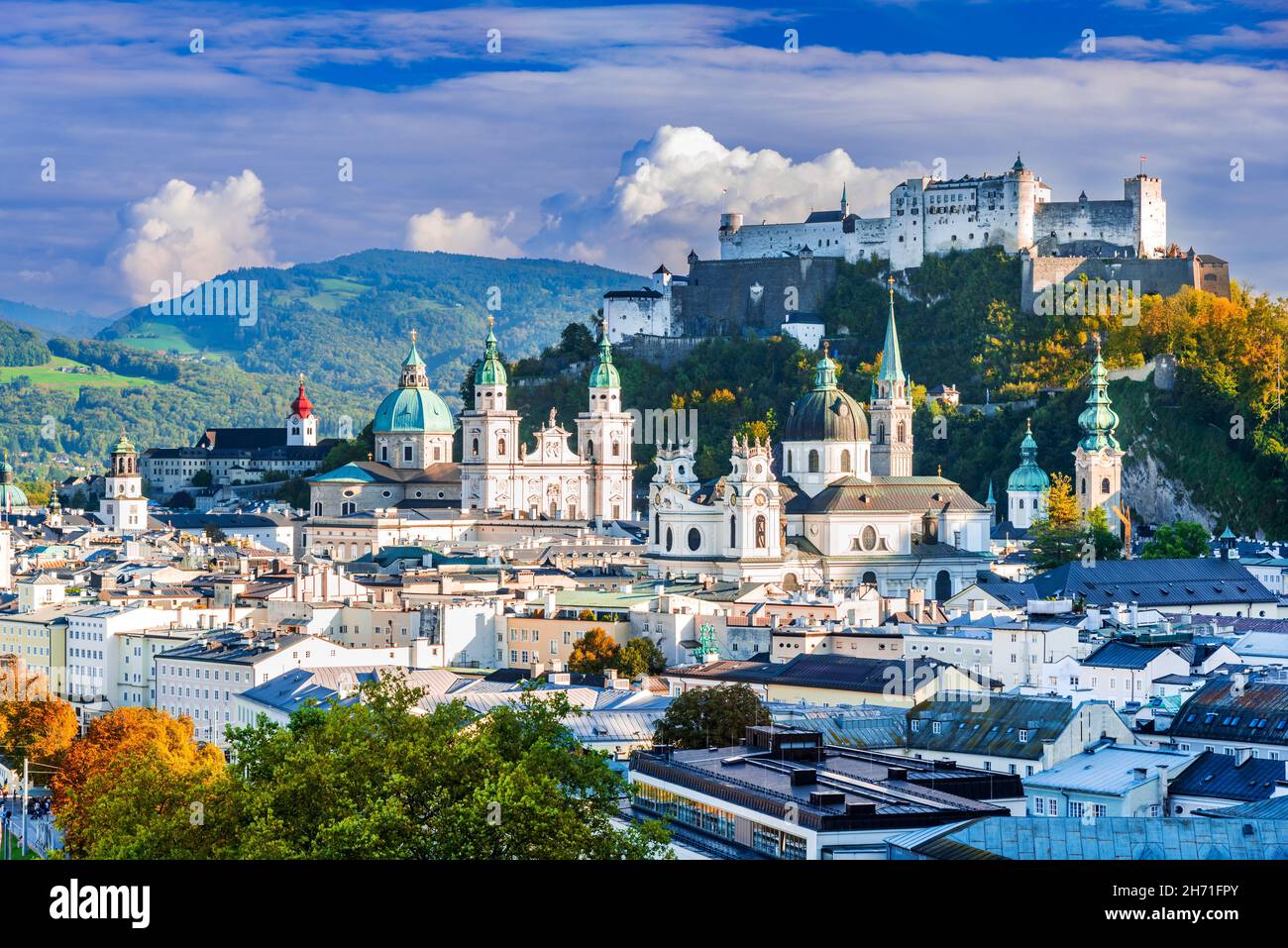 Salzbourg, Autriche.Belle vue sur les gratte-ciel de Salzbourg avec Festung Hohensalzburg en automne, Salzbourg, Salzburger Land, Autriche Banque D'Images