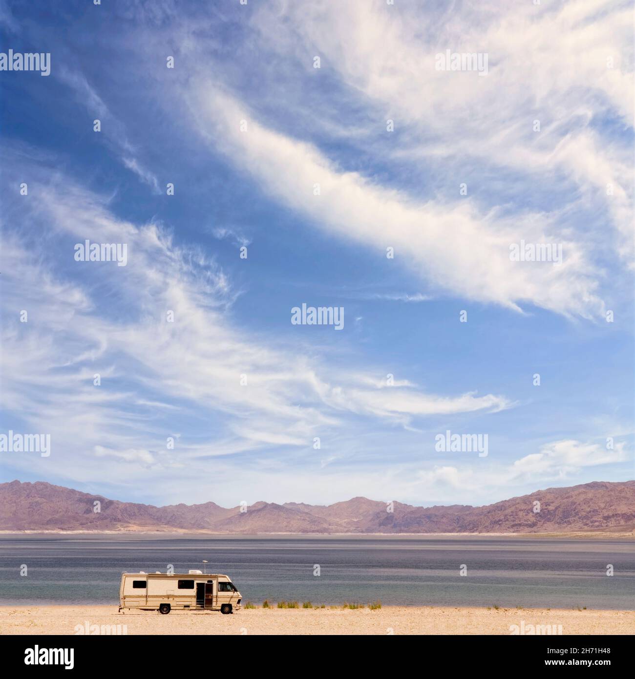 Parking pour véhicule de camping sur la plage à l'espace de loisirs national du lac Mead, Nevada, États-Unis.Cette région est un favori des plaisanciers, nageurs, baigneurs de soleil, Banque D'Images