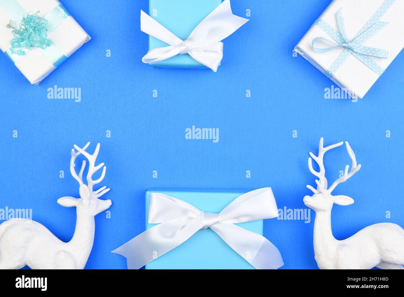 Noël Noël plat composition de la pose remplissant le cadre sur un fond bleu.Présenter et renne avec espace de copie. Banque D'Images