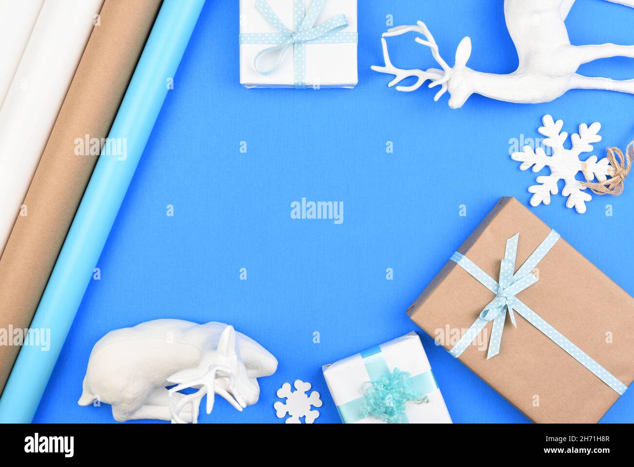 Noël Noël plat composition de la pose remplissant le cadre sur un fond bleu, avec espace de copie. Banque D'Images
