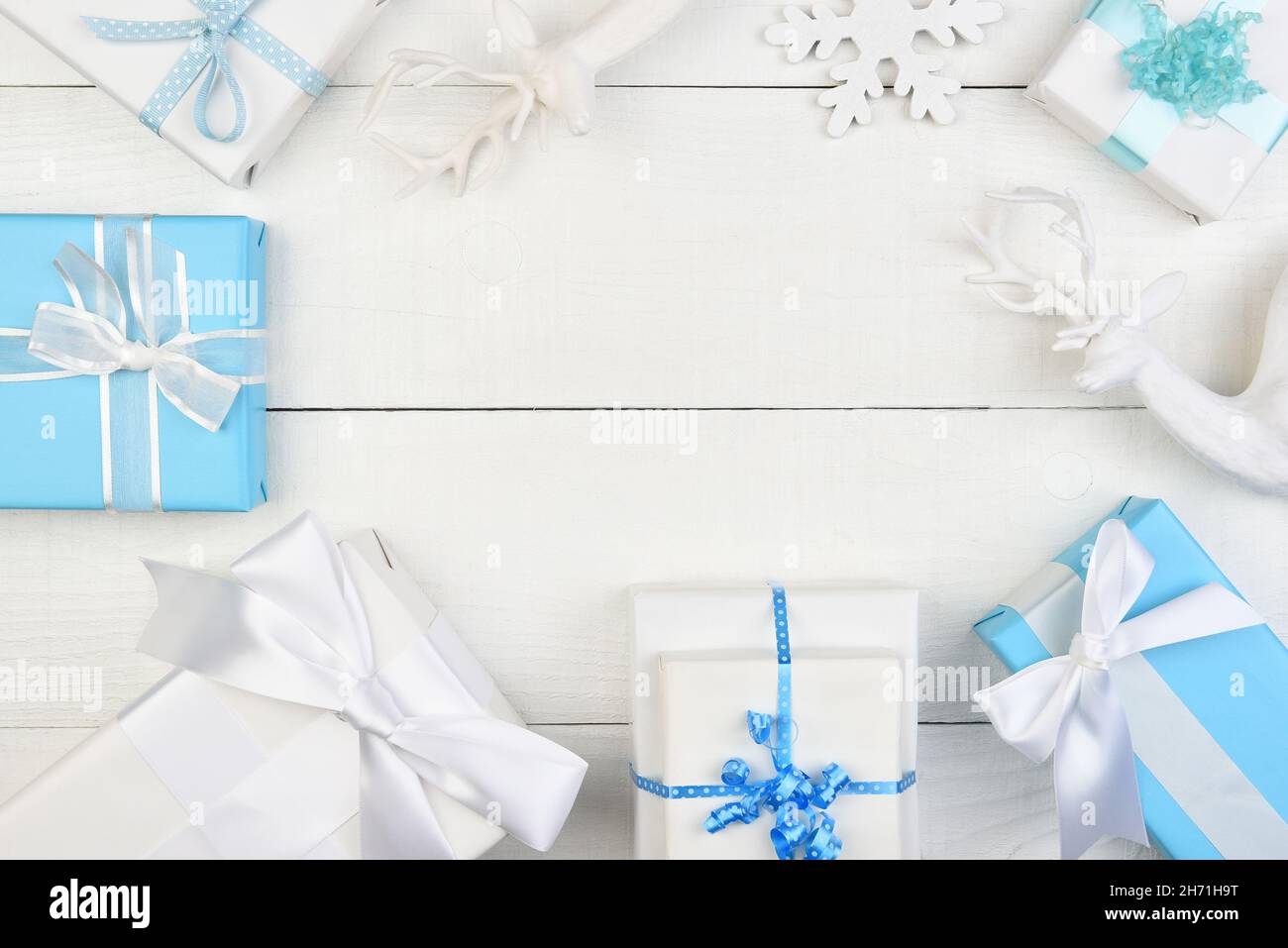 Décoration de Noël - cadeaux de Noël enveloppés de bleu et de blanc avec espace de copie au milieu. Banque D'Images